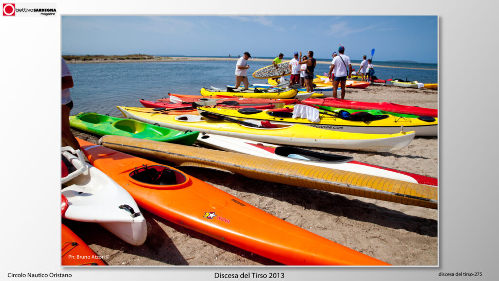 Kayak in riva al mare